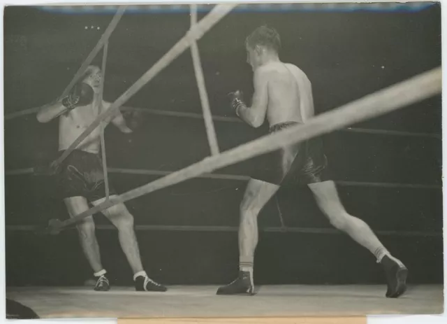 Boxe. Humez a battu Goreux par arrêt de l'arbitre. Sport. Boxing. 1949.