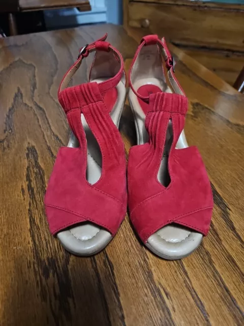 Earth Caper Bright Red Suede Sandals T Strap Peep Toe Wedge Size 7.5B