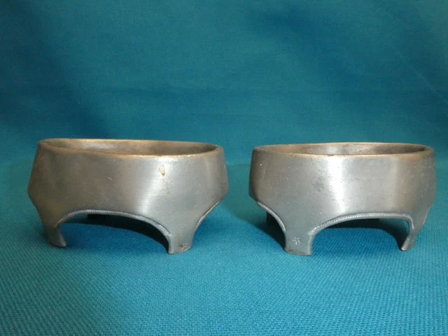 Xviii° Ancienne Paire De Salerons De Forme Ovale En Étain Sur 4 Pieds Et Arcades