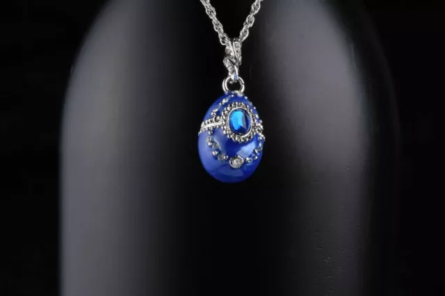 Collana uovo di Pasqua blu e cristalli di Keren Kopal ciondolo in argento...