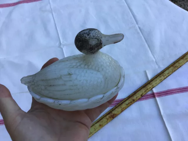 Boîte Bonbonnière canard  en opaline de foire, blanche, ancienne