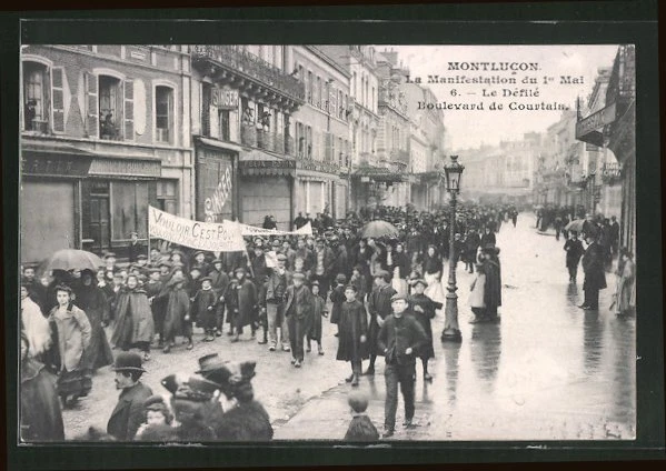 CPA Montlucon, La Manifestation du 1er Mai, Le Défilé, Boulevard de Courtais, A