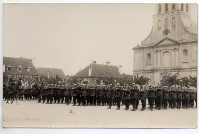Thème VIE MILITAIRE & Guerre - CARTE PHOTO Non située - revue de troupe église