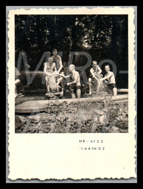 FOTO, WK2, LG.N.RGT. B/N, Brüssel 1943/44, baden im Teich hint.Stabsgeb