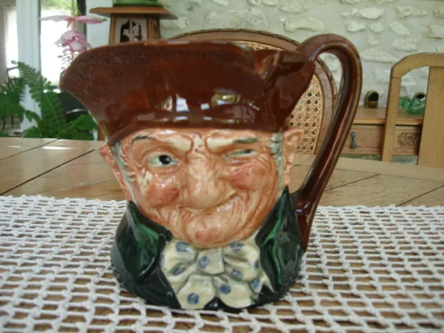 Grand PICHET ROYAL DOULTON "Old CharLey" en parfait état H 16 cm