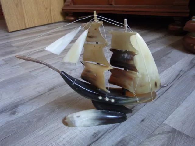 Vintage Segelschiff Modell aus Horn Handarbeit, Boden signiert