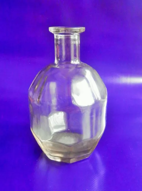 Petite carafe en verre moulé avec facettes