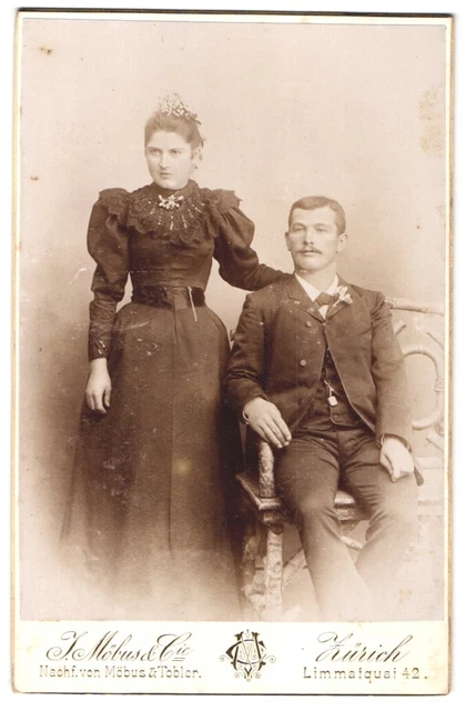 Fotografie J. Möbus & Cie, Zürich, Limmatquai 42, Portrait junges Paar in zeitg