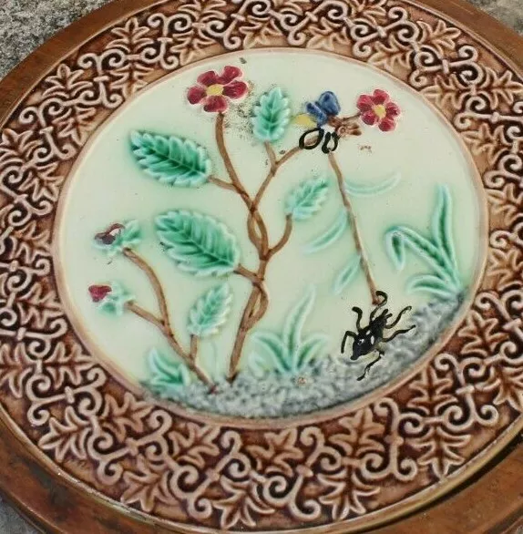 ancien dessous de plat en barbotine a décor de fleurs et d insecte