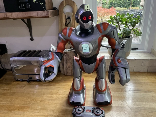 ROBOSAPIEN RS MEDIA 22” Tall Says Is Needs New Batteries Has