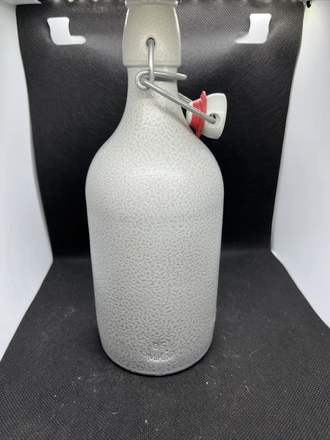 Botella de cerveza de gres vintage MKM con tapa de porcelana y ballena moteada azul bebé