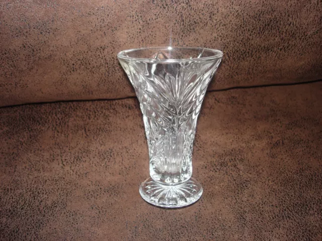 Magnifique petit VASE transparent en verre épais ciselé - en parfait état