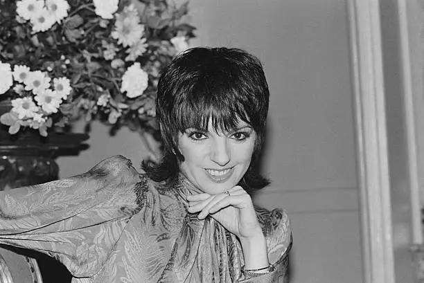 American Actress & Singer Liza Minnelli Posed At The Savoy Hotel 1983 OLD PHOTO