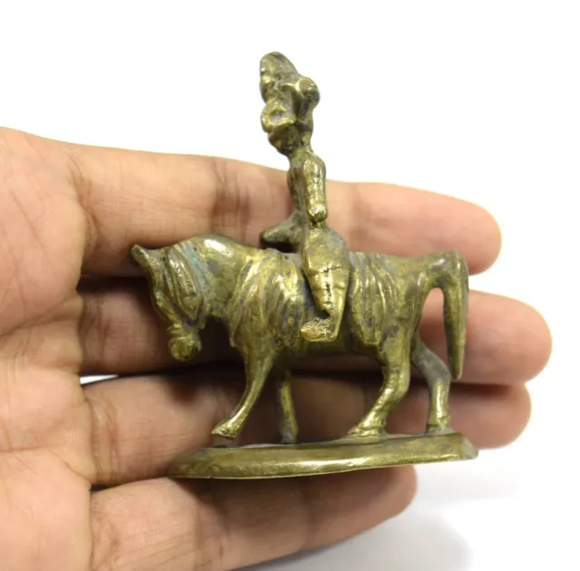 Vintage Guerrero Caballo Rider Miniatura Latón Metal de Mesa Decorative.