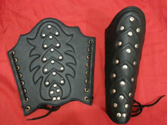 Coppia di bracciali medievali borchiati in pelle Guanto di protezione del...