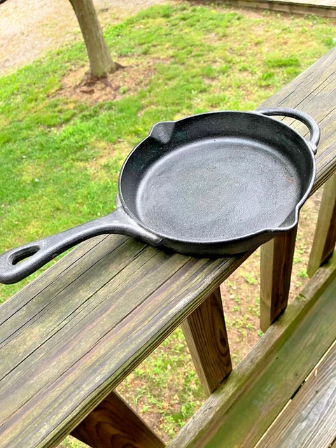PIONEER WOMAN CAST IRON SKILLET w/ BUTTERFLY 2-SPOUTS 8" Diameter