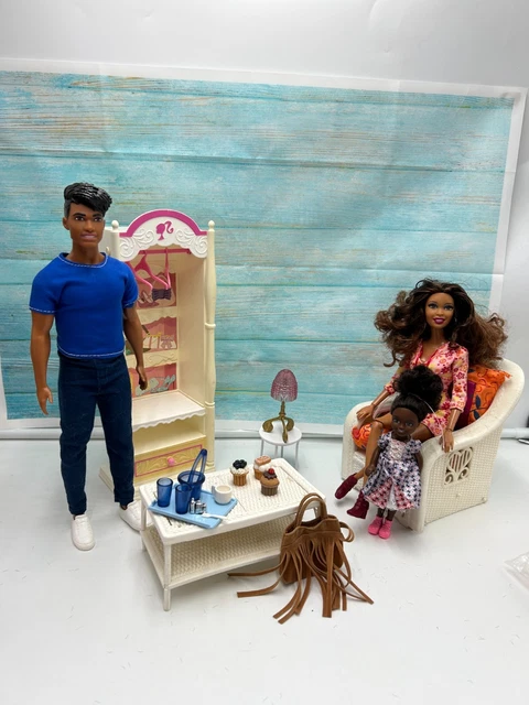 Barbie et Ken prenant une photo ensemble | Photo Premium