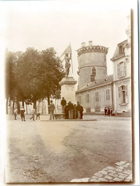 France, Mehun-sur-Yèvre, place du château, statue de Jeanne d&#039;Arc Vintage s