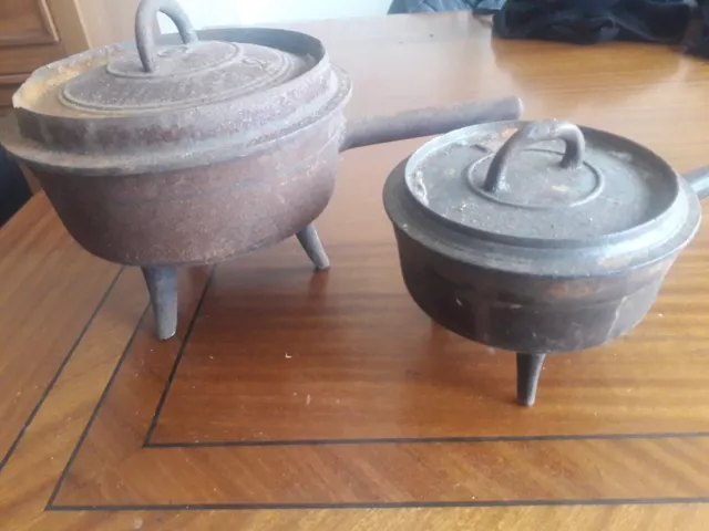 Lot de 2 anciennes petites marmites, cocottes en fonte sur trépied