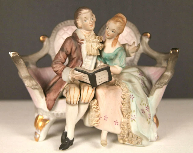 XXe Couple Galant assis sur un Sofa Groupe Biscuit Polychrome et Dorure FRANCE