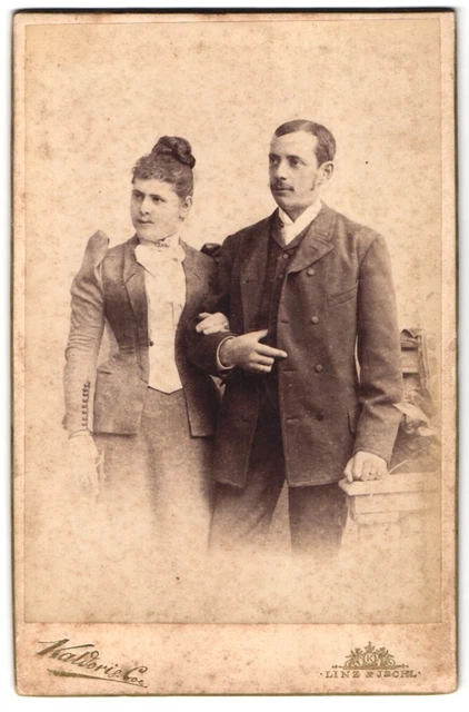 Fotografie Kaldori & Co., Ischl, Franzensallee 4, Dame mit Dutt imtailierten Kl