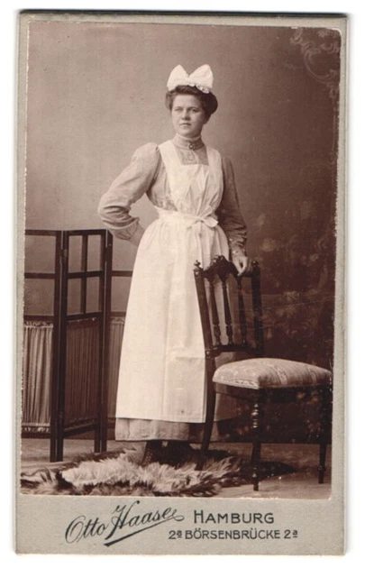 Fotografie Otto Haase, Hamburg, Börsenbrücke 2a, Portrait junge Frau in Dienstm