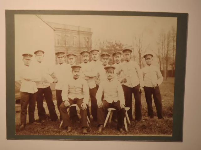 Gruppe Soldaten ? in Uniform / Foto