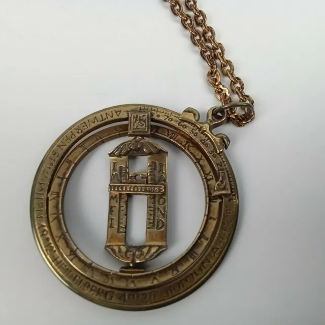 Antigua Collar Con Medalla Sol Universal de Latón XIX Siglo Colección