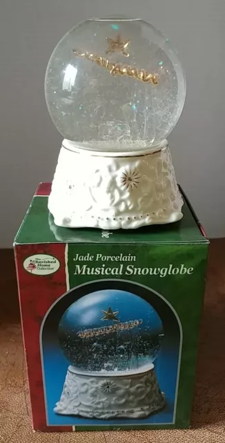 Globo de nieve musical de porcelana de jade Cherished Home Collection suena lejos en el comedor