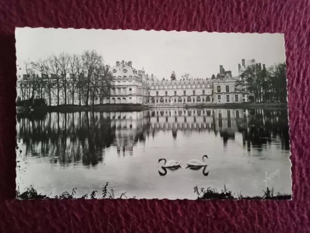 Carte postale de Fontainebleau - façade du palais vue de l'étang des carpes