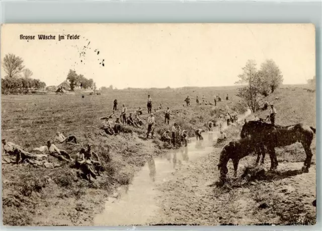 39871110 - Landser bei der grossen Waesche an einem Bach im Felde Feldpost WK I