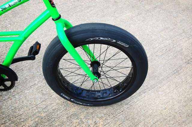 Pneu Vélo Sting-Ray Slick 20 Pouces – 20 X 2.125 – Neuf Sans Marque