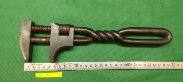 Outil Ancien - clé à molette torsadée marteau ART POPULAIRE