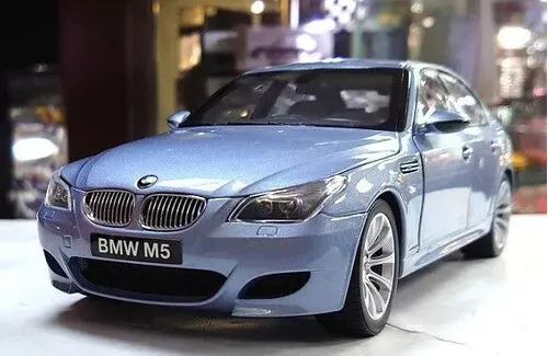 BMW M5 (e60) With engine 1:43 03503R KYOSHO diecast model car / scale model  En venta