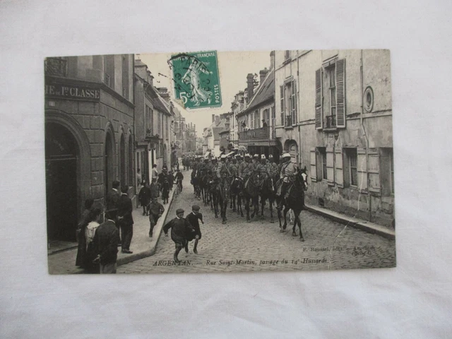 CPA L'ORNE 61 ARGENTAN RUE SAINT MARTIN PASSAGE DU 14e HUSSARDS