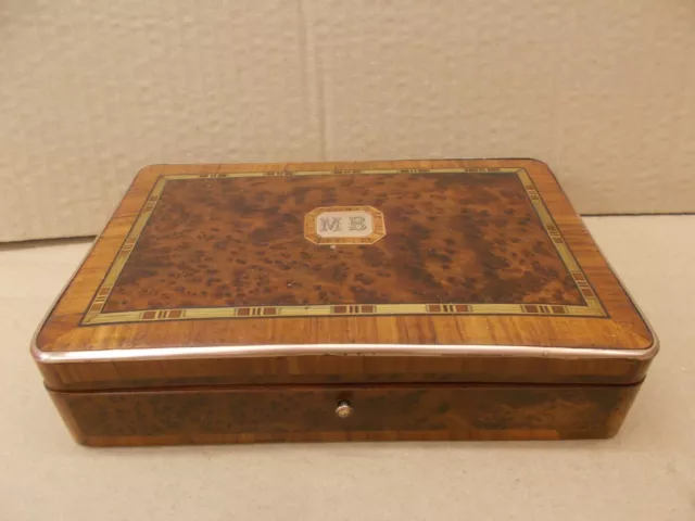 Coffret ancien en marqueterie. XIX°. chiffré M.B  compartiments