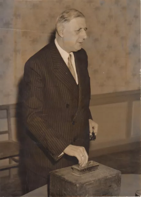 Photographie de Mr le Général DE GAULLE vote à Colombey les Deux Eglises en 1958