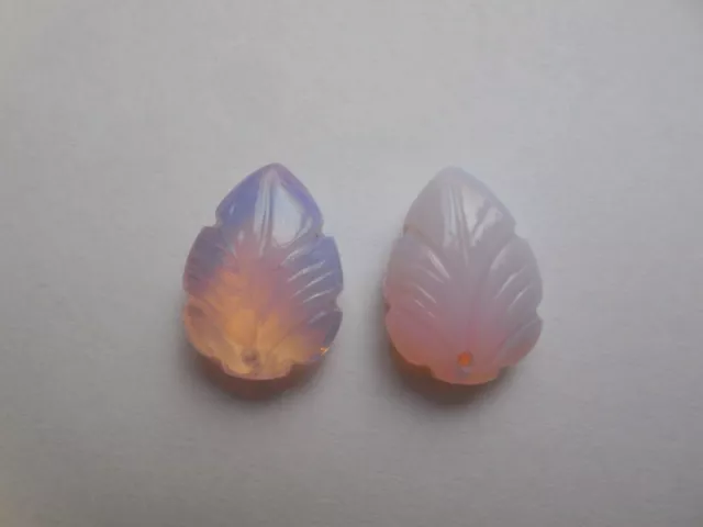 Ein Paar handgeschnitzte chinesische rosafarbene Opalit-Blattperlen von...