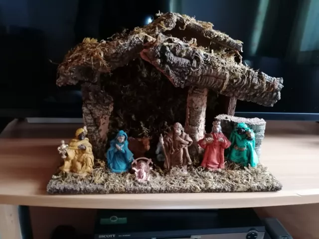 weihnachtkrippe mit figuren