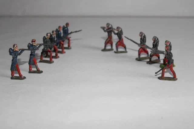 Une Série De 19 Soldats De Plomb Des Années 1930/40 Anglai