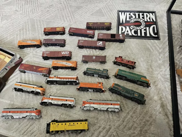 HO Scale Western Pacific Powered Diesel Locomotive & Box Cars LOT OF 23