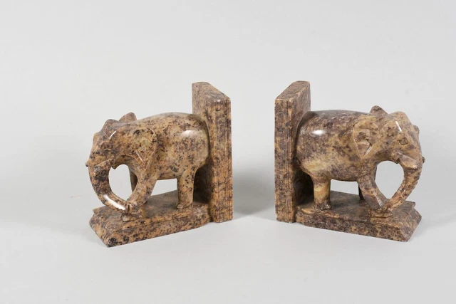 M30E47 - Coppia supporti per lettere figurativi in marmo, elefanti M30E47 - Coppia supporti per lettere figurativi in marmo, elefanti