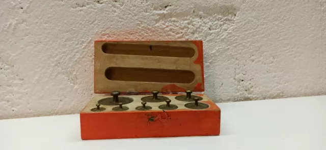 alte Gewichte für Waage /  Holzkasten