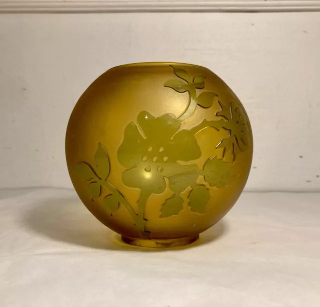 Joli globe de lampe à pétrole en verre à décor dégagé à l’acide de fleurs Vianne