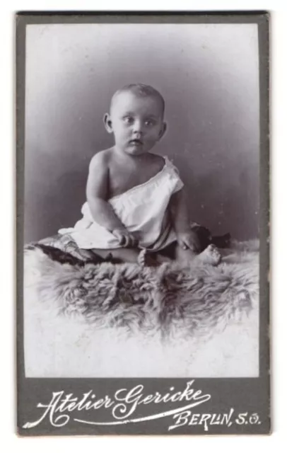 Photography studio Gericke, Berlin, portrait toddler in white shirt on F