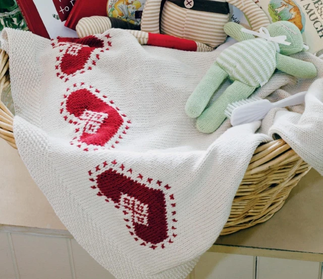MOTIVO A MAGLIA Bella culla bambino / coperta carrozzina con cuori rossi filato dk