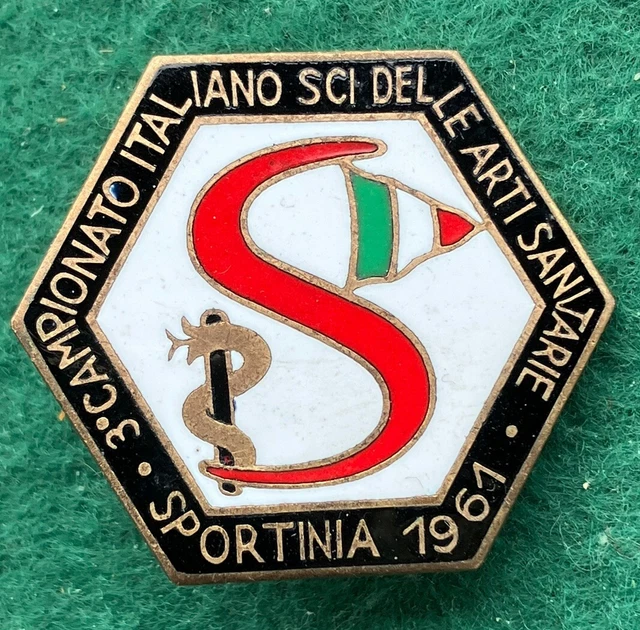 Distintivo Spilla Bavero Sportivo A Forma Di Palla Da Rugby | Cadogan Gifts | Colore Argento