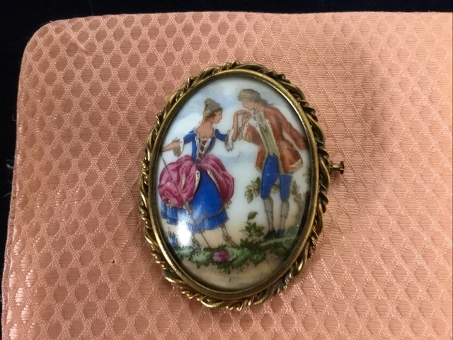 Broche Ancienne Carrée En Porcelaine De Limoges - Scène Galante, Bon état