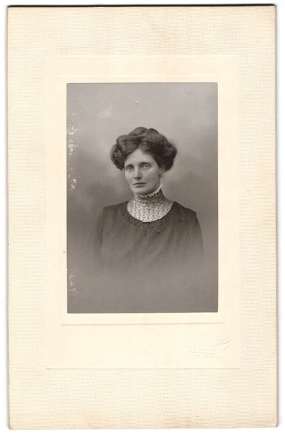 Fotografie unbekannter Fotograf und Ort, Dame mit hohem Spitzenkragen