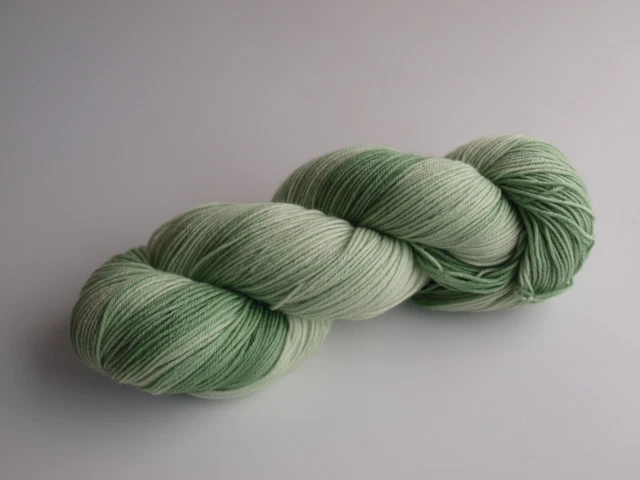 100g Sockenwolle mit 5% Kaschmir "Moosgrün" 4fach,